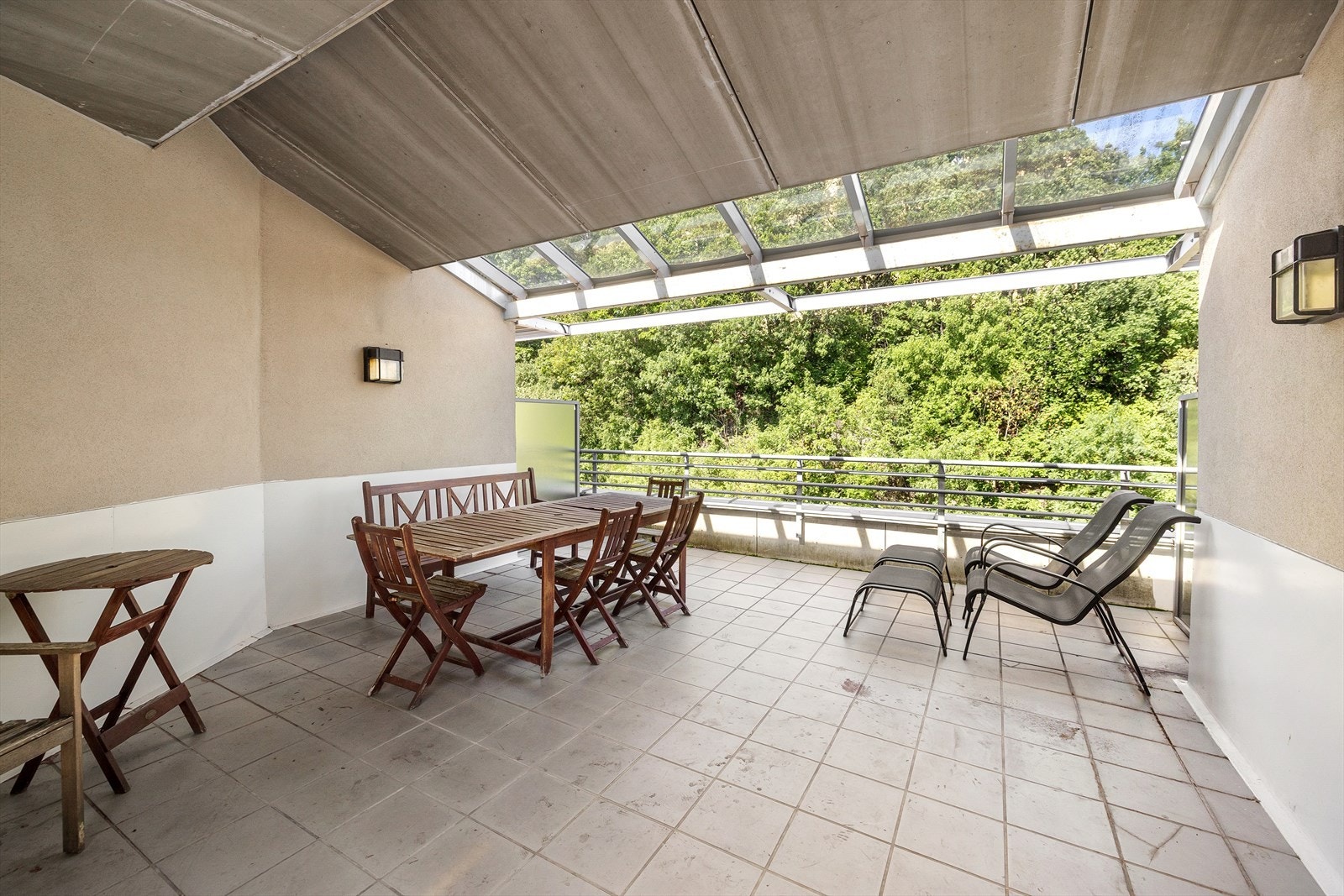 Sameiet har en felles takterrasse for beboerne med flere sittegrupper og solsenger. Galleribilde