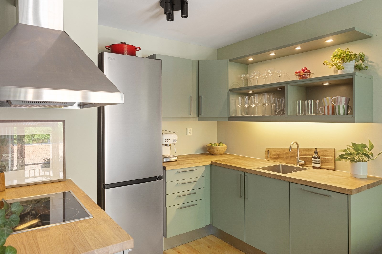 Det er godt med lagringsplass i både skap og skuffer, samt god plass til matlaging. Galleribilde