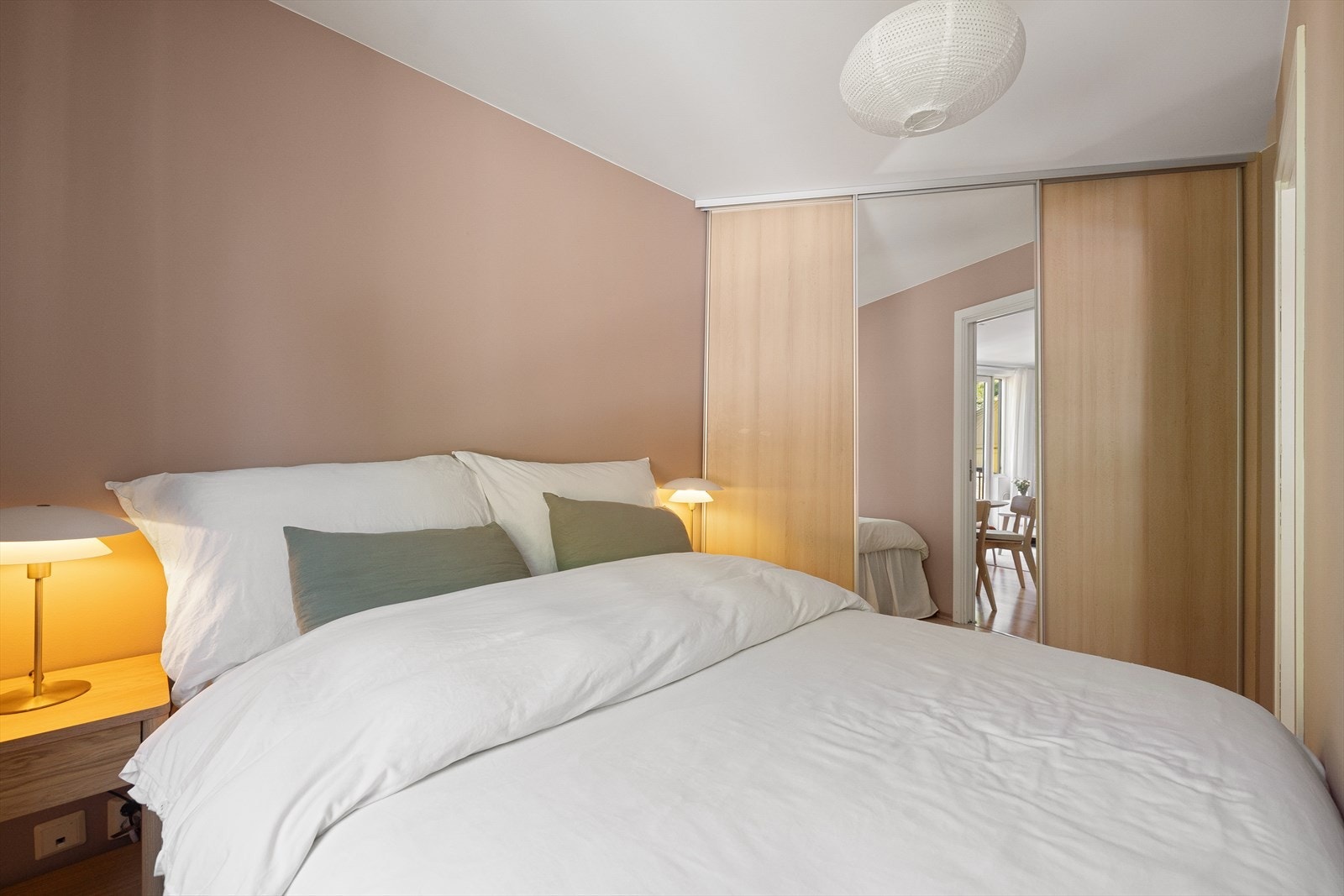 Det er godt med lagringsplass i skyvedørsgarderobe langs den ene veggen. Galleribilde