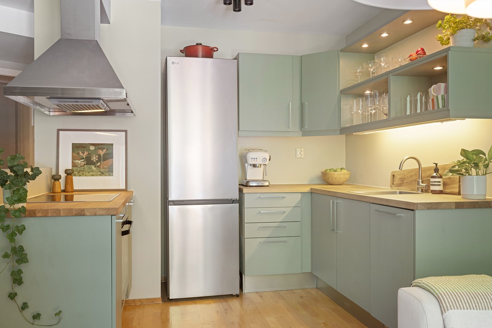 Det er integrerte hvitevarer med oppvaskmaskin (2015), stekeovn (fra Samsung 2020) og platetopp med kjøkkenventilator over stekesonen tilkoblet felles avtrekk. Det er avsatt plass til frittstående kjøleskap. Galleribilde