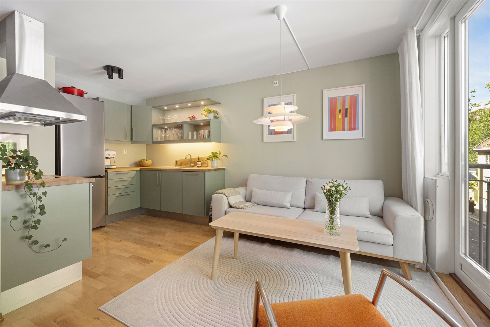 I stuen er det god plass til sofagruppe, sofabord og tv-møblement. Galleribilde