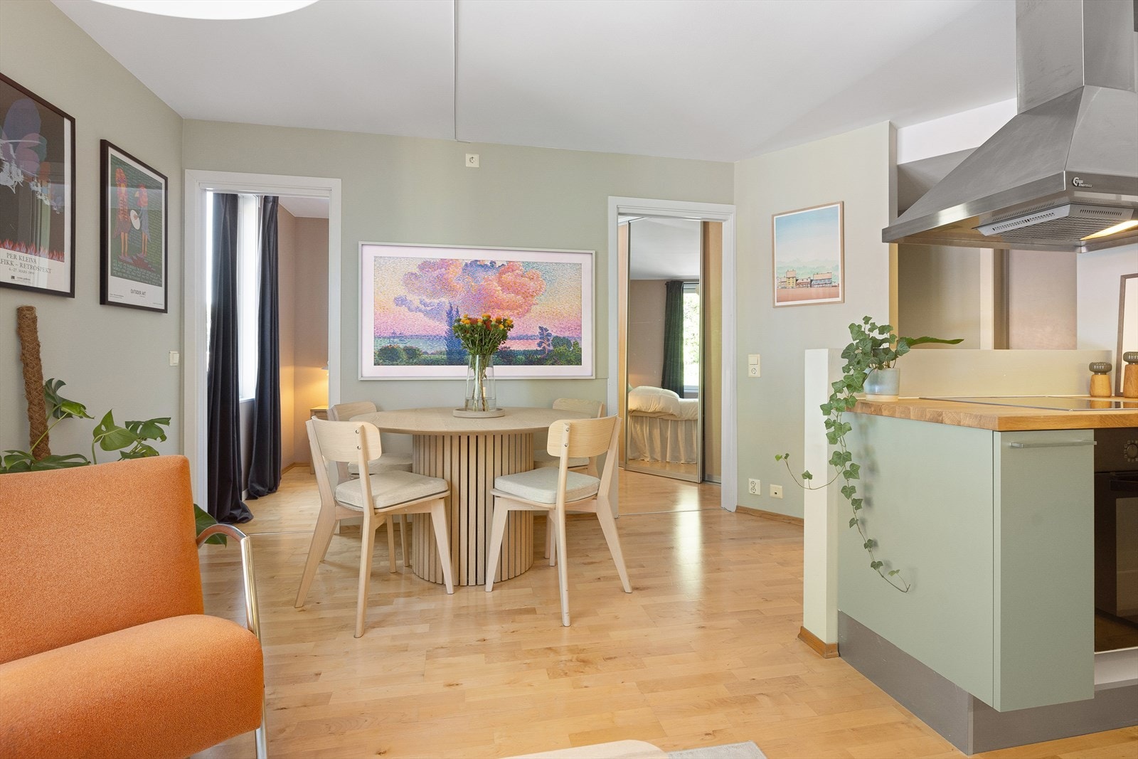 Det er god plass til spisebord i tilknytning til kjøkkenet. Galleribilde