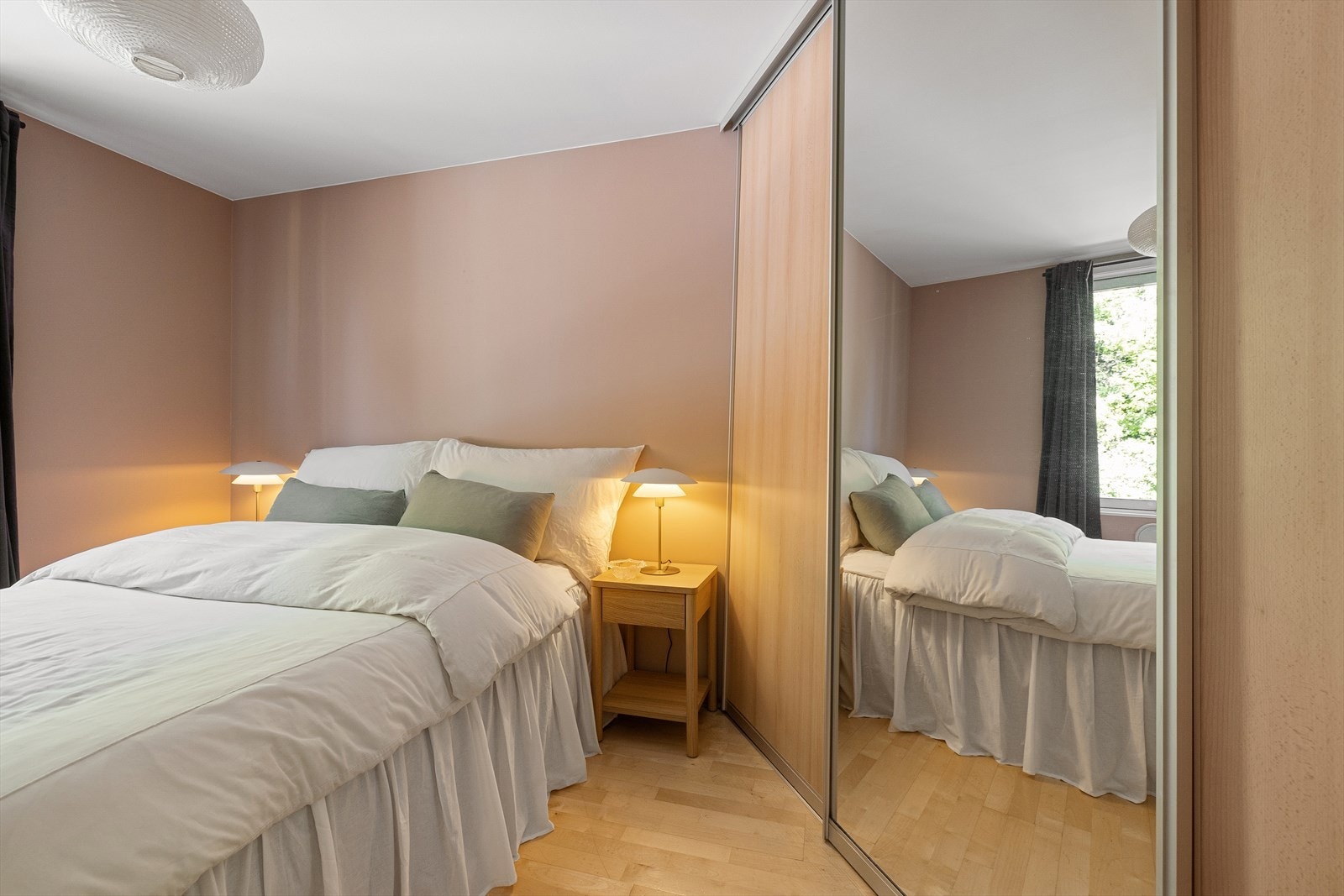 Innbydende og lunt soverom med god plass til dobbeltseng og nattbord. Galleribilde