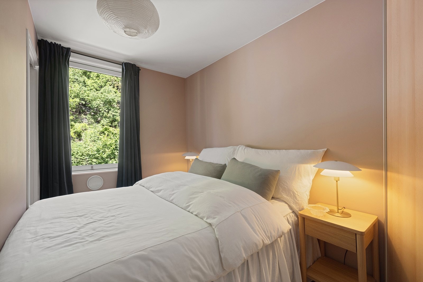 Stort vindu sikrer godt med lys og luft. Rommet er malt i en behagelig fargetone. Galleribilde