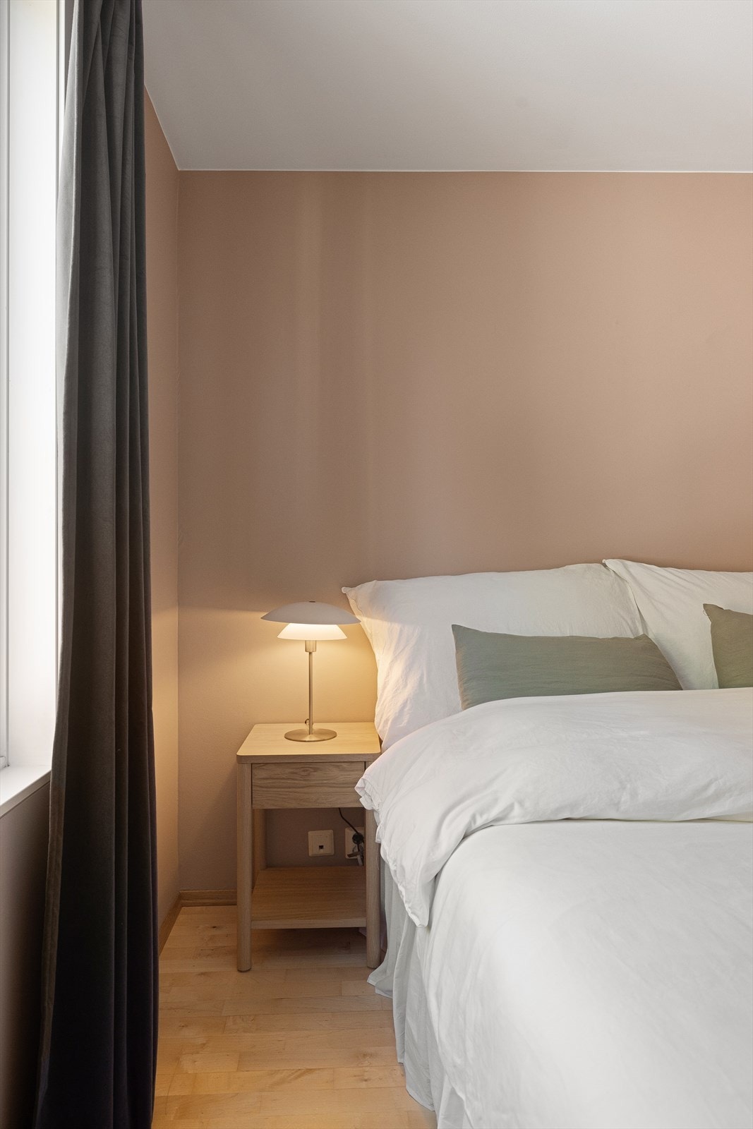 Soverommet og stuen er skilt med plassbesparende skyvedører. Galleribilde