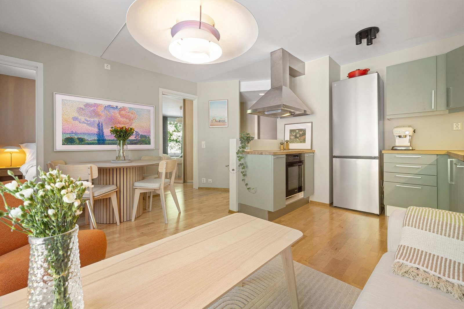 Rommet innredes enkelt i ulike soner. Galleribilde