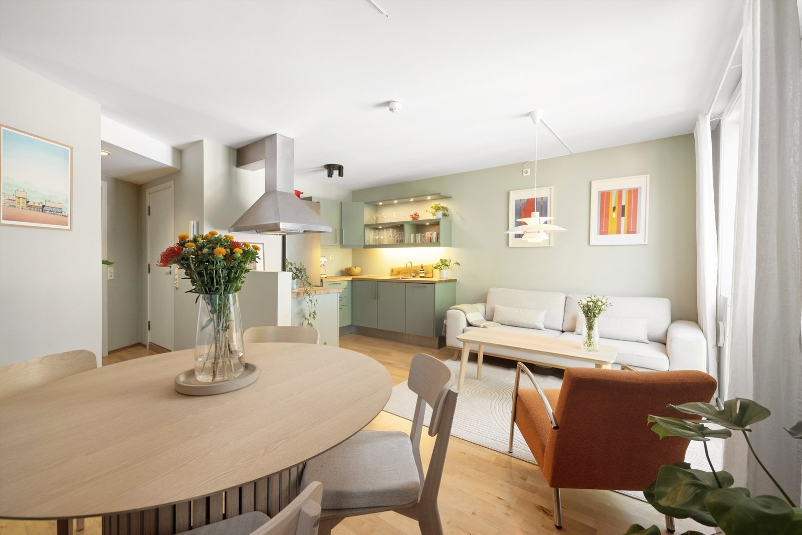 En lys, pen og arealeffektiv 2-roms selveier beliggende på sjarmerende Fredensborg. Galleribilde