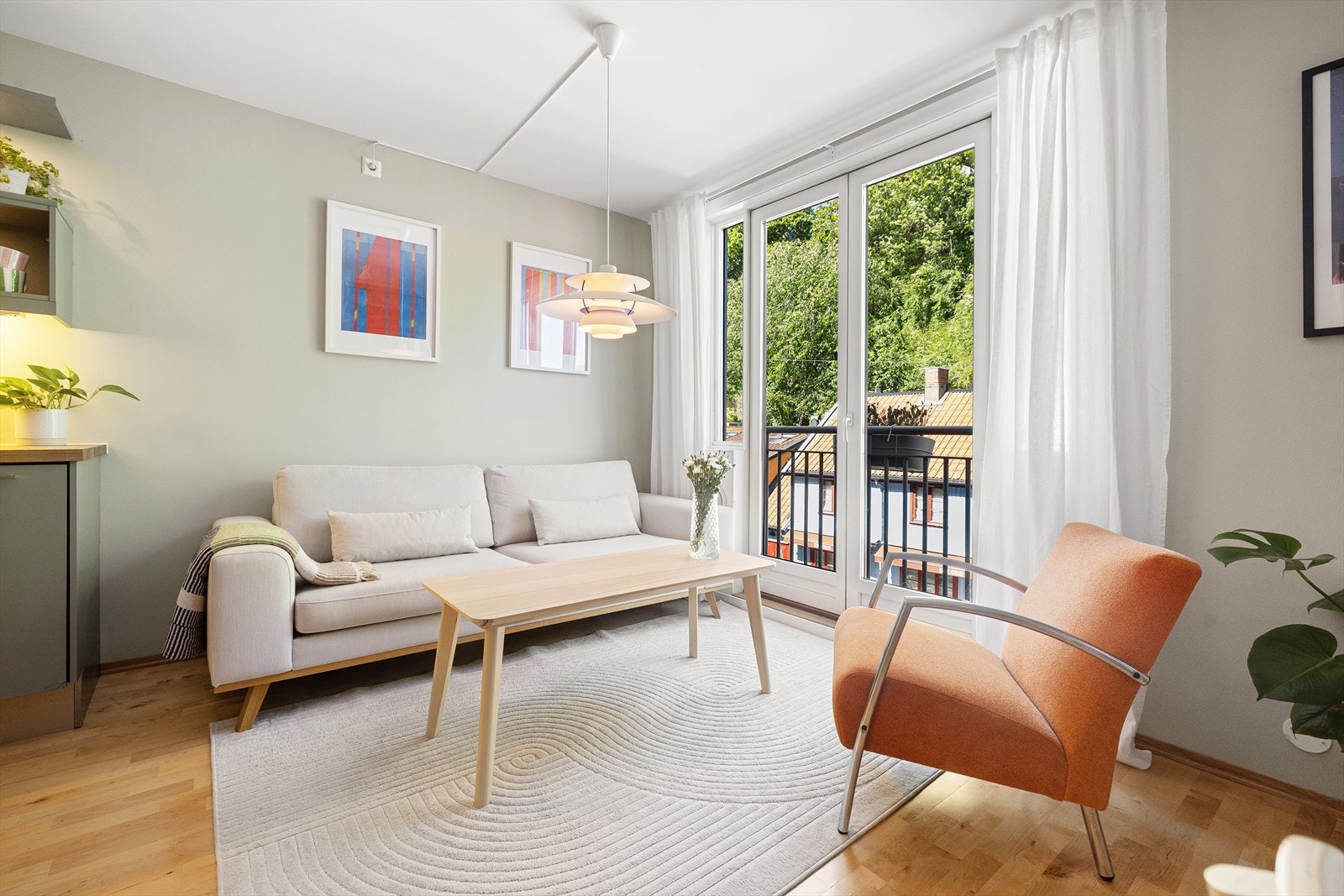 Hyggelig utsyn fra leiligheten mot idylliske Damstredet med karakteristiske trehus. Galleribilde