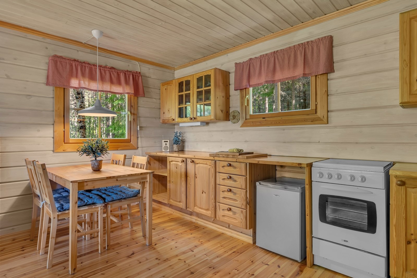 Gode arbeidsforhold med utsikt til naturen. Galleribilde