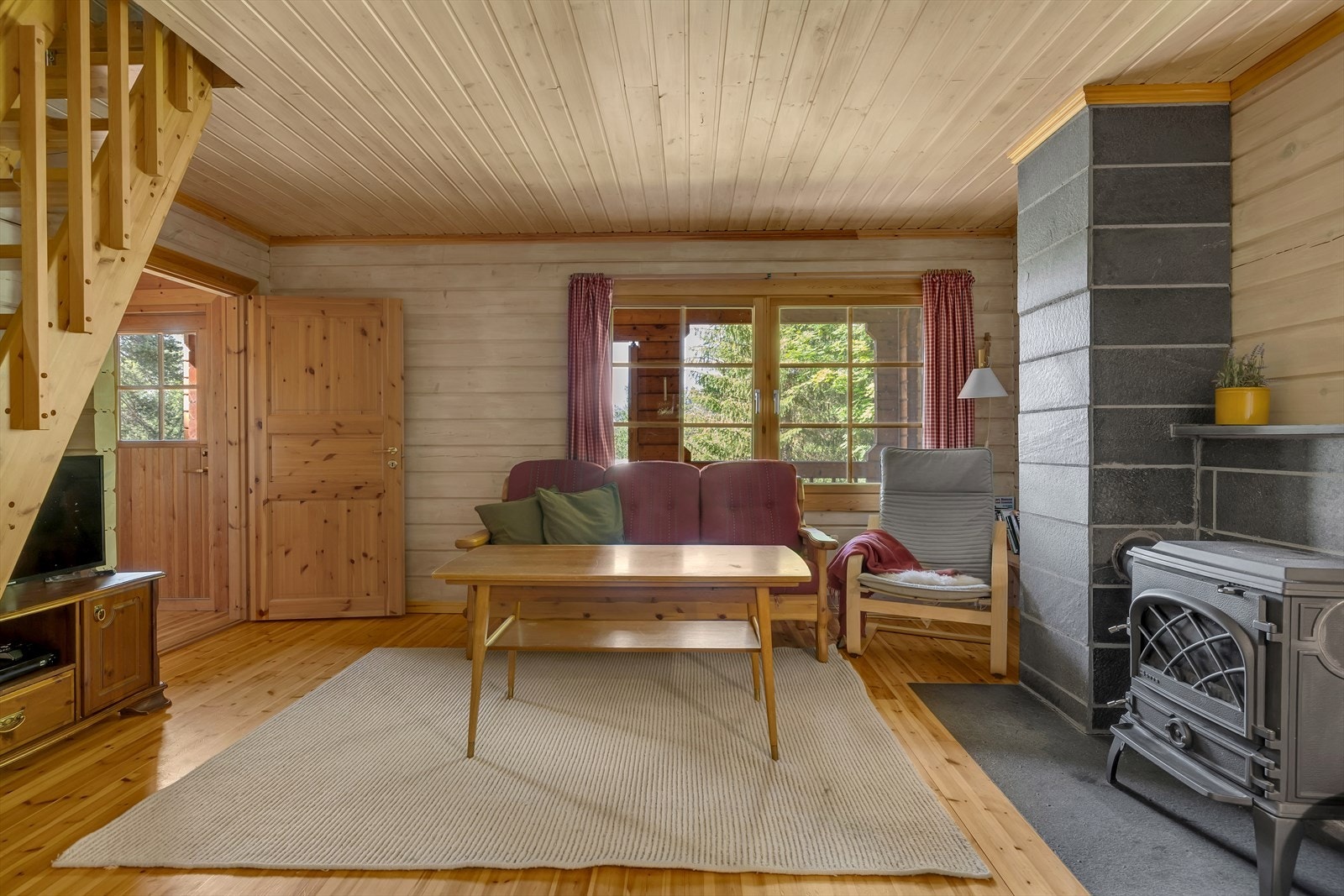 Koselig stue med vedfyring. Galleribilde