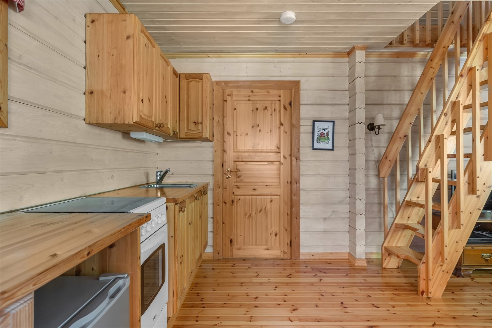 Dør til soverom og trapp til hemsen. Galleribilde