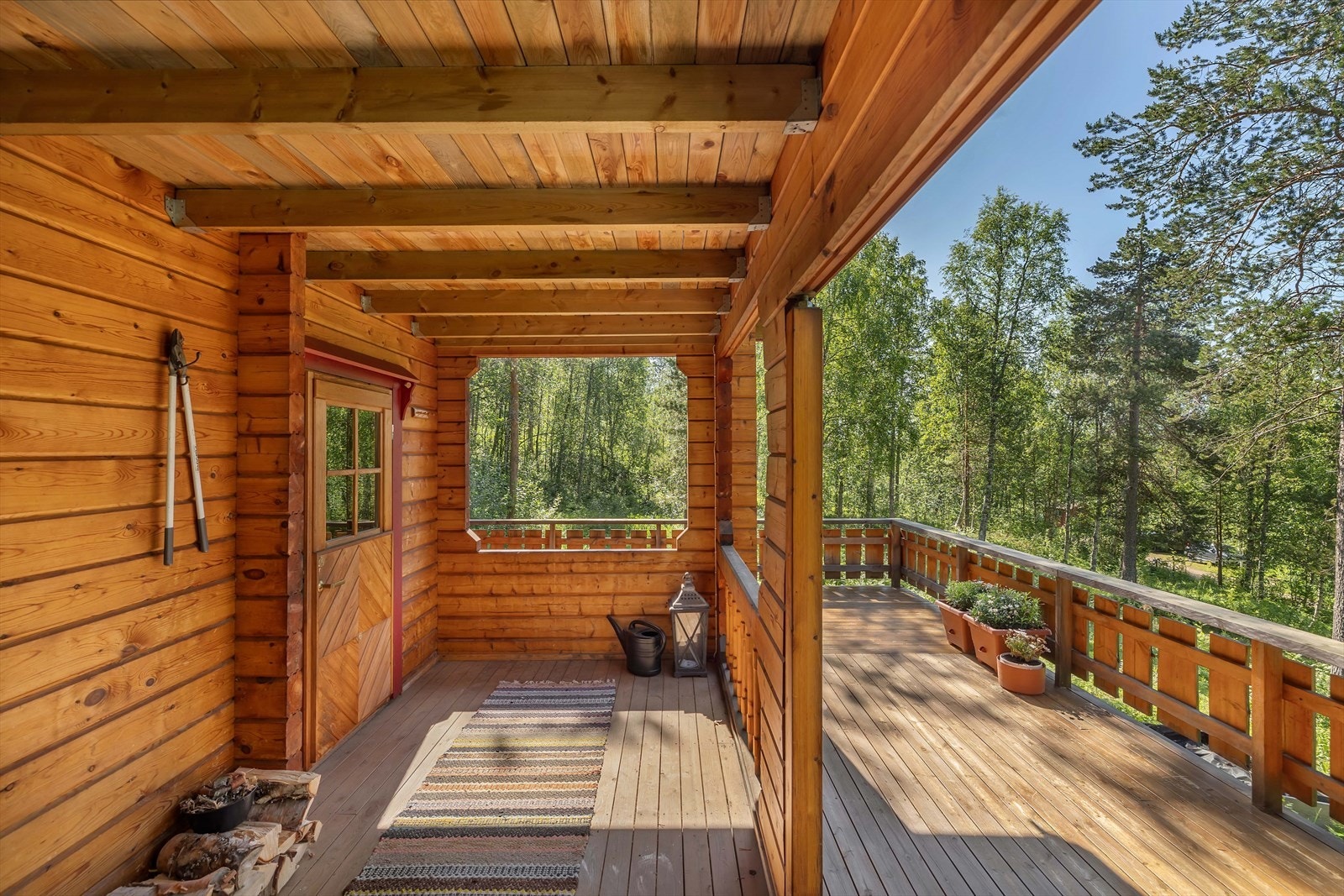 Overbygd veranda over inngangspartiet - praktisk vern for vær og vind. Galleribilde