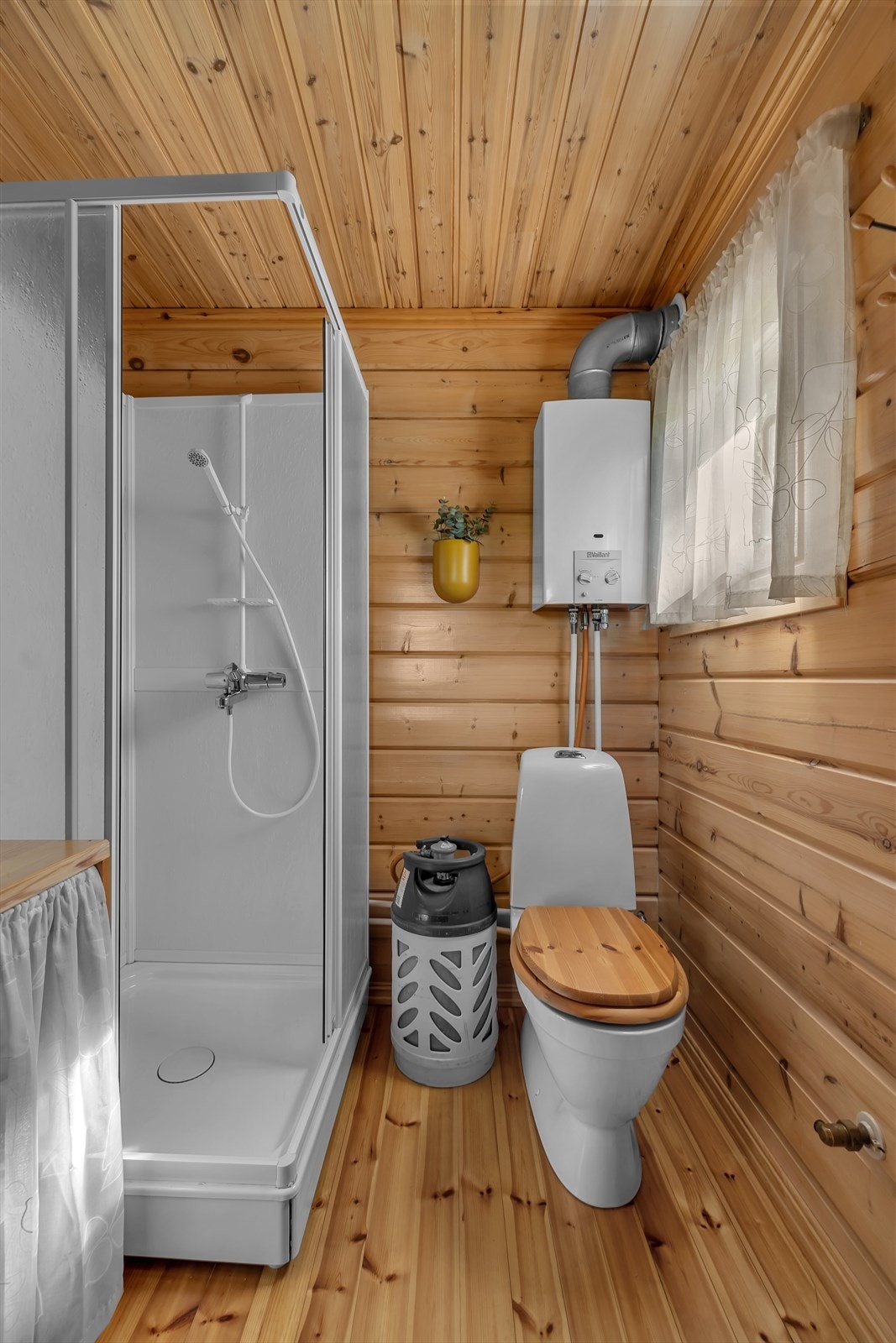 Innlagt vann med dusj og wc på badet. Galleribilde