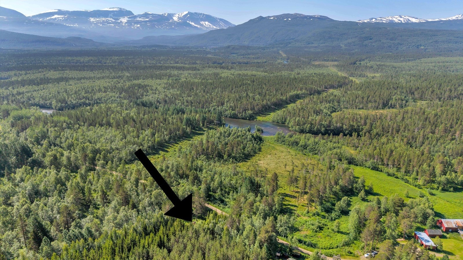 Oversiktsbilde med Fjellfroskelva og Kalvhauet (fjell) i bakgrunnen. Galleribilde