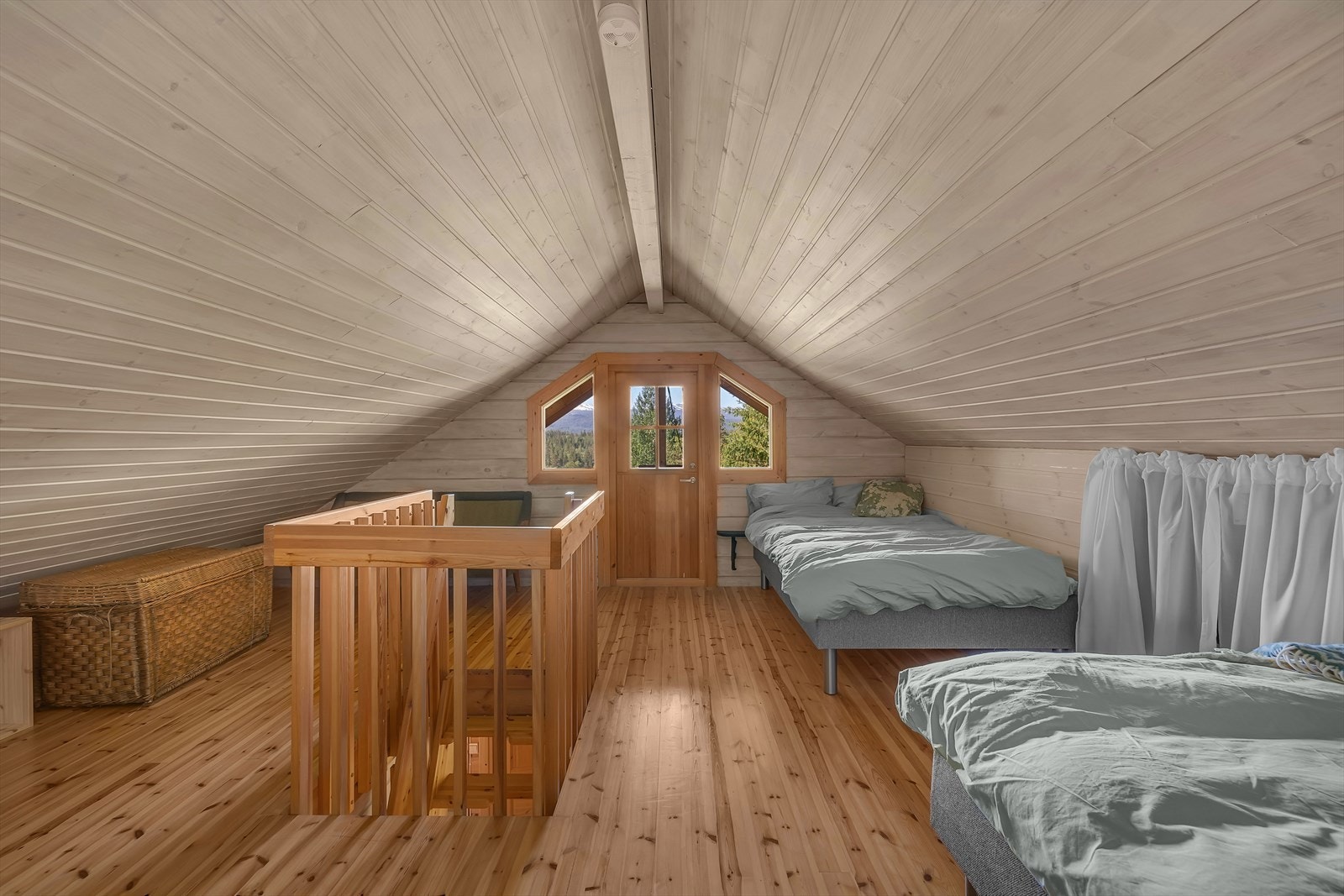 Romslig hems med god plass til overnatting. Galleribilde