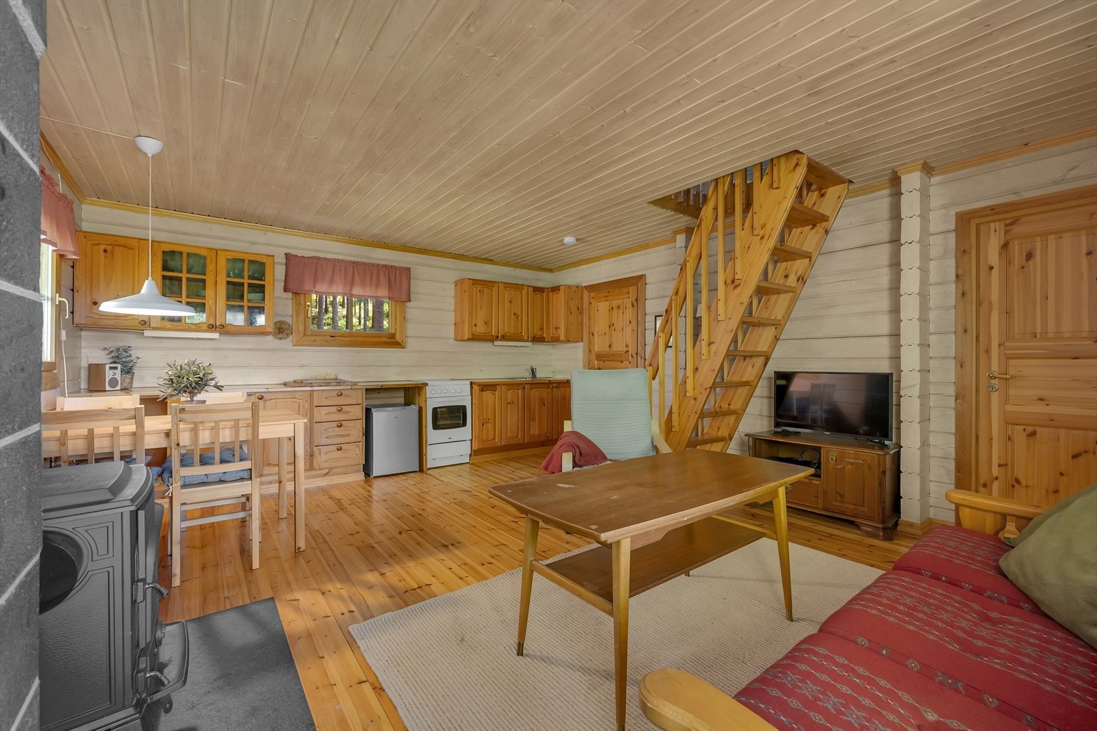 Romslig allrom med trapp opp til hemsen. Galleribilde