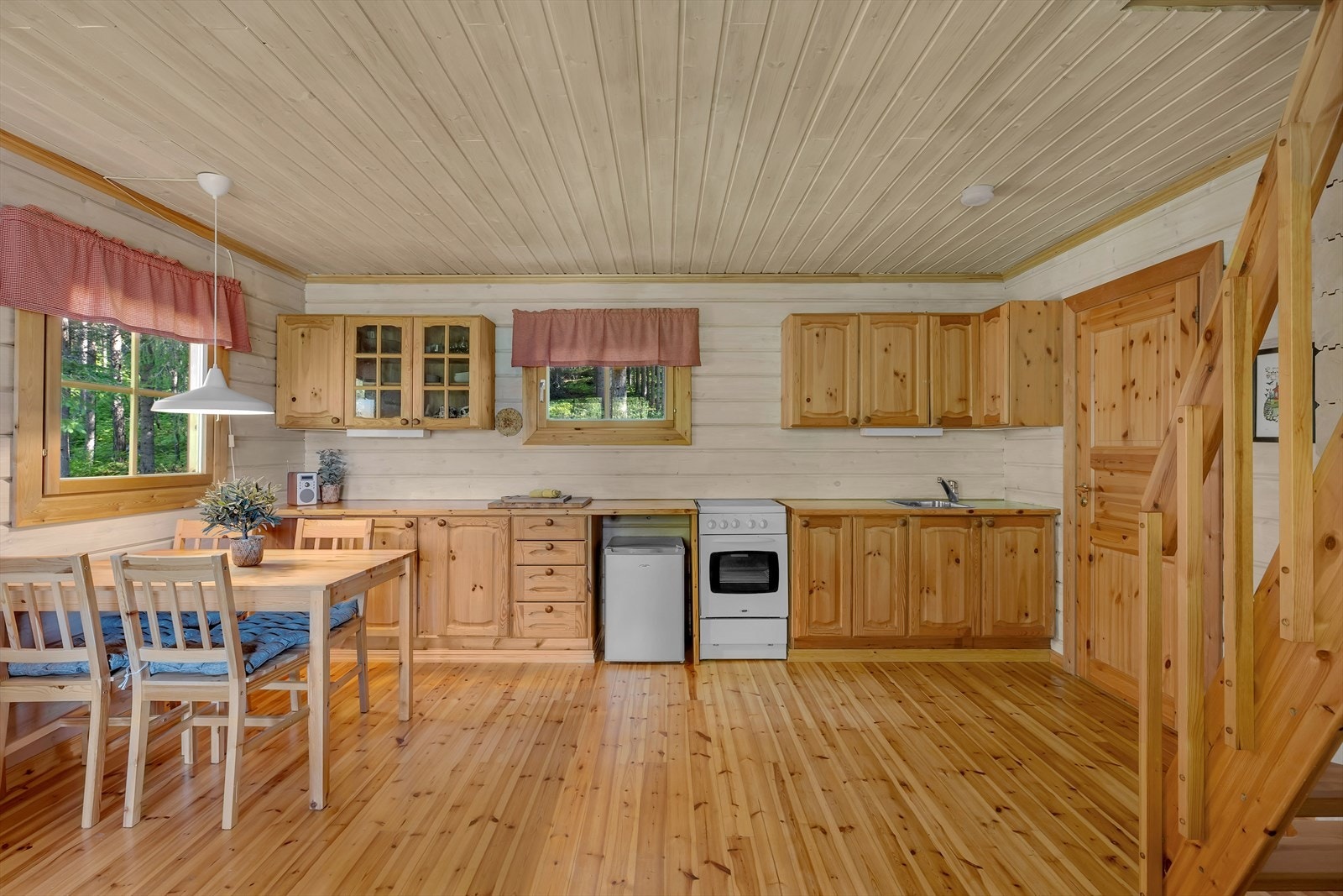 Innholdsrikt kjøkken med god benkeplass. Galleribilde