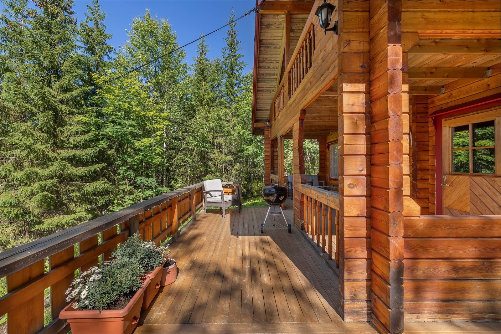 Adkomst over stor vestvendt veranda. Galleribilde