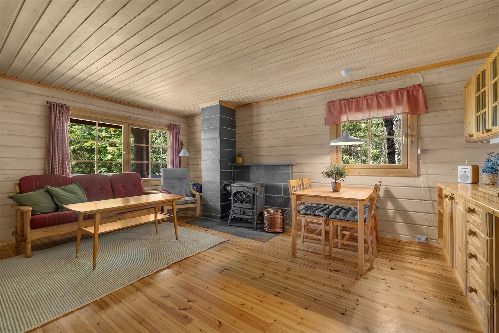 Plass til sittegruppe og spisestuemøbler. Galleribilde