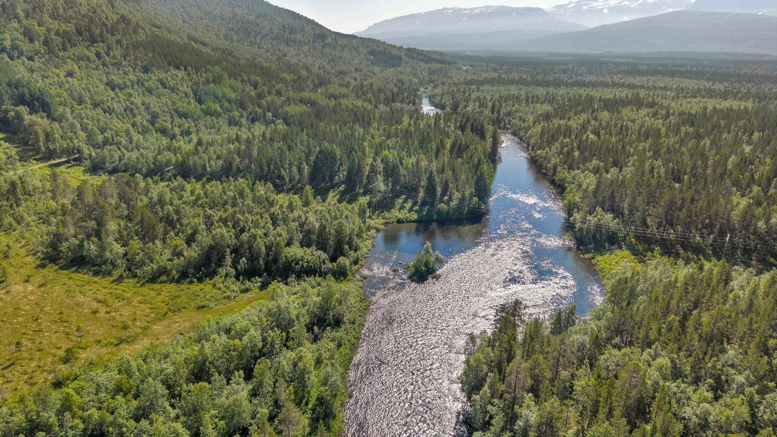 Fjellfroskelva - på nedsiden av hytta - renner ut i Målselva. Galleribilde