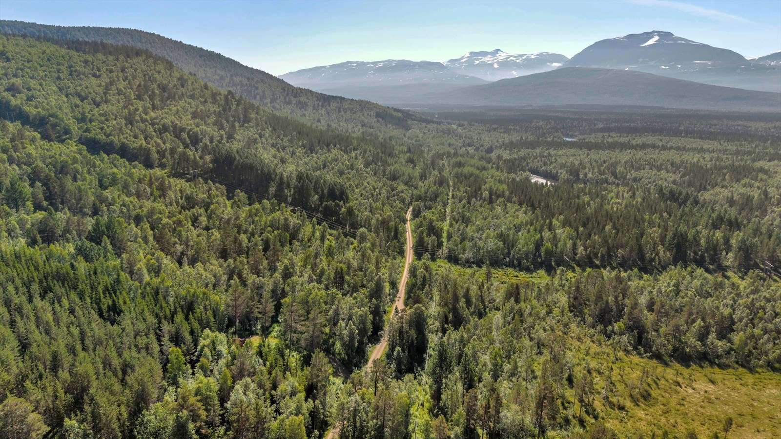 Adkomstvegen midt i bildet - hytta ligger 3 km fra riksvegen ved Råvatnet. Galleribilde