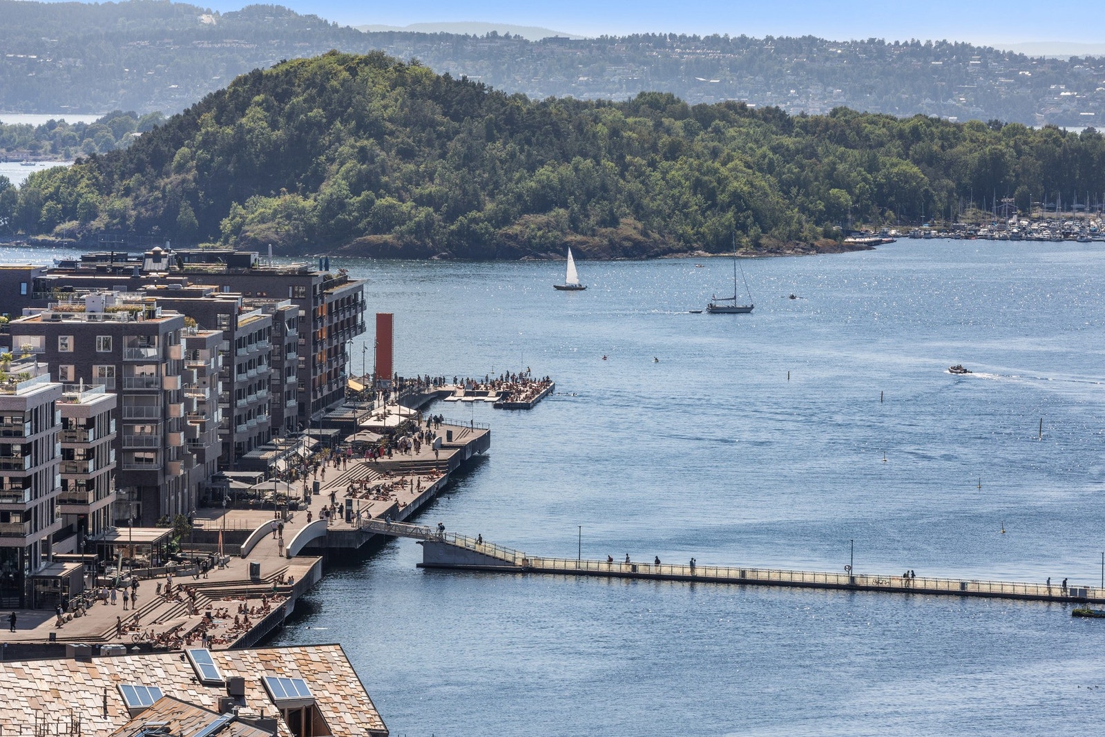 Videre er det gåavstand til Sørenga med et bredt utvalg restauranter og Sørenga sjøbad hvor du kan nyte et friskt bad i havet - både sommer som vinter! Galleribilde