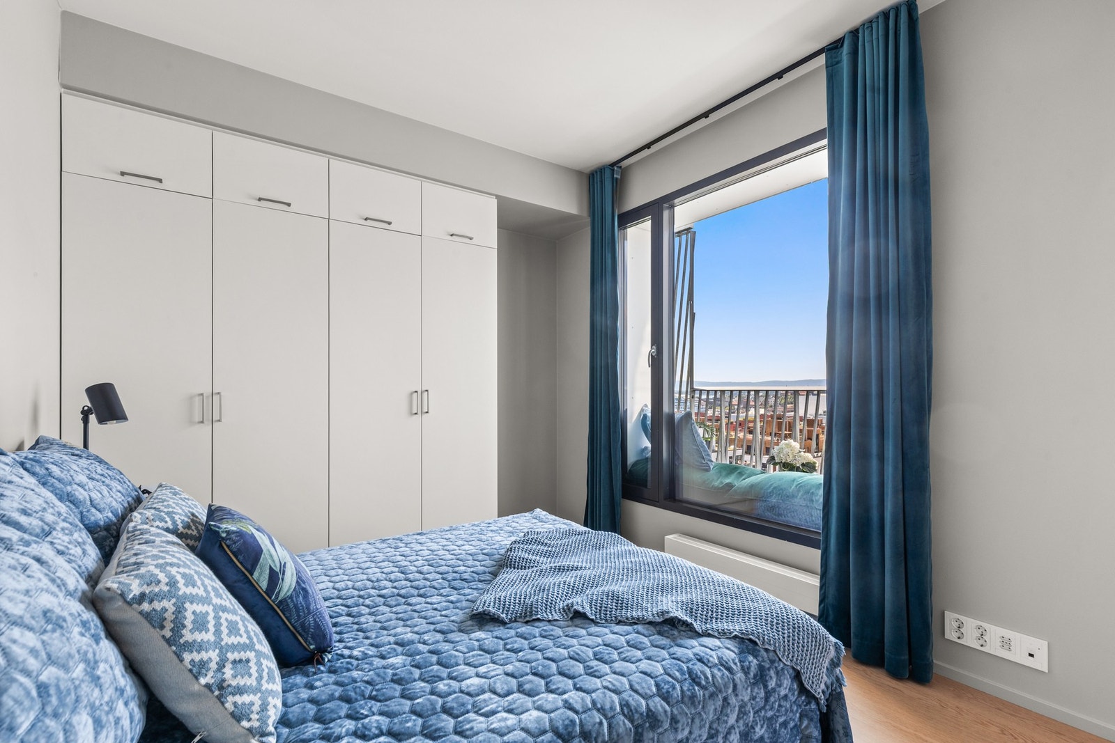 Her er det plass til dobbeltseng og gode oppbevaringsløsninger. Garderobeskapet medfølger. Galleribilde