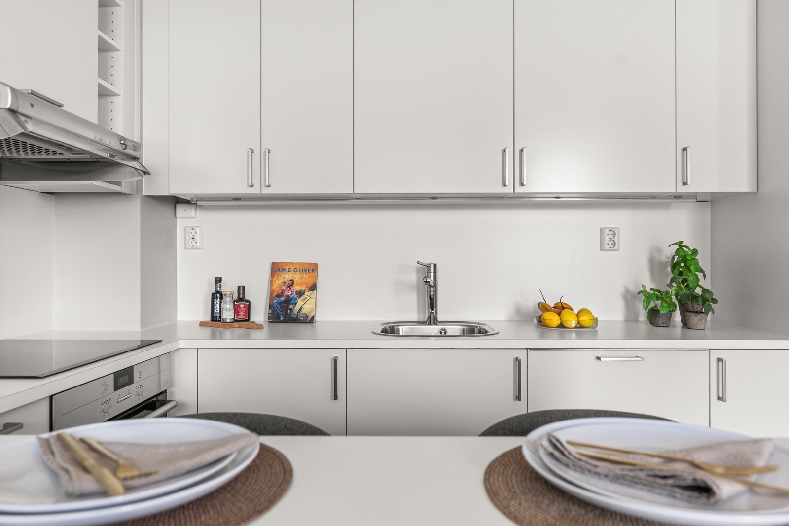 Kjøkkenet er utformet med kjøkkenøy og barløsning for plassbesparende spiseplass. Galleribilde