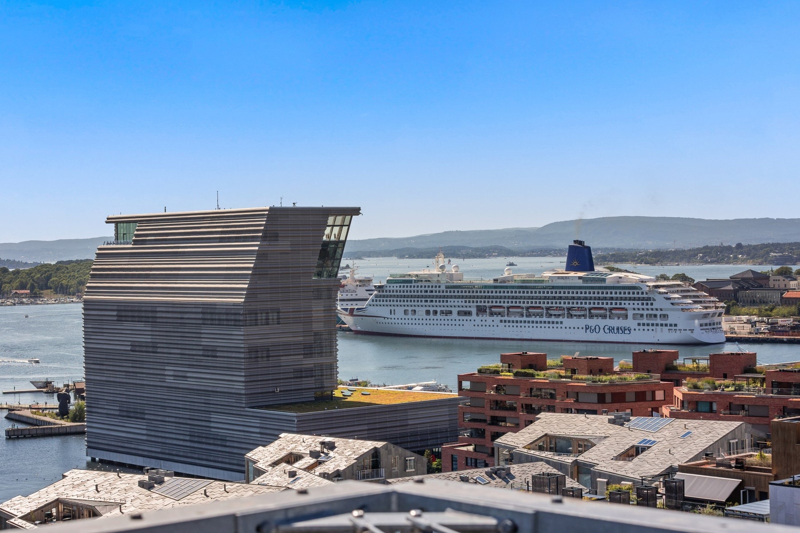 Like utenfor byningen finner du dagligvarebutikk, treningsfasiliteter (SATS Bjørvika), diverse barer og restauranter med mye, mye mer! Galleribilde