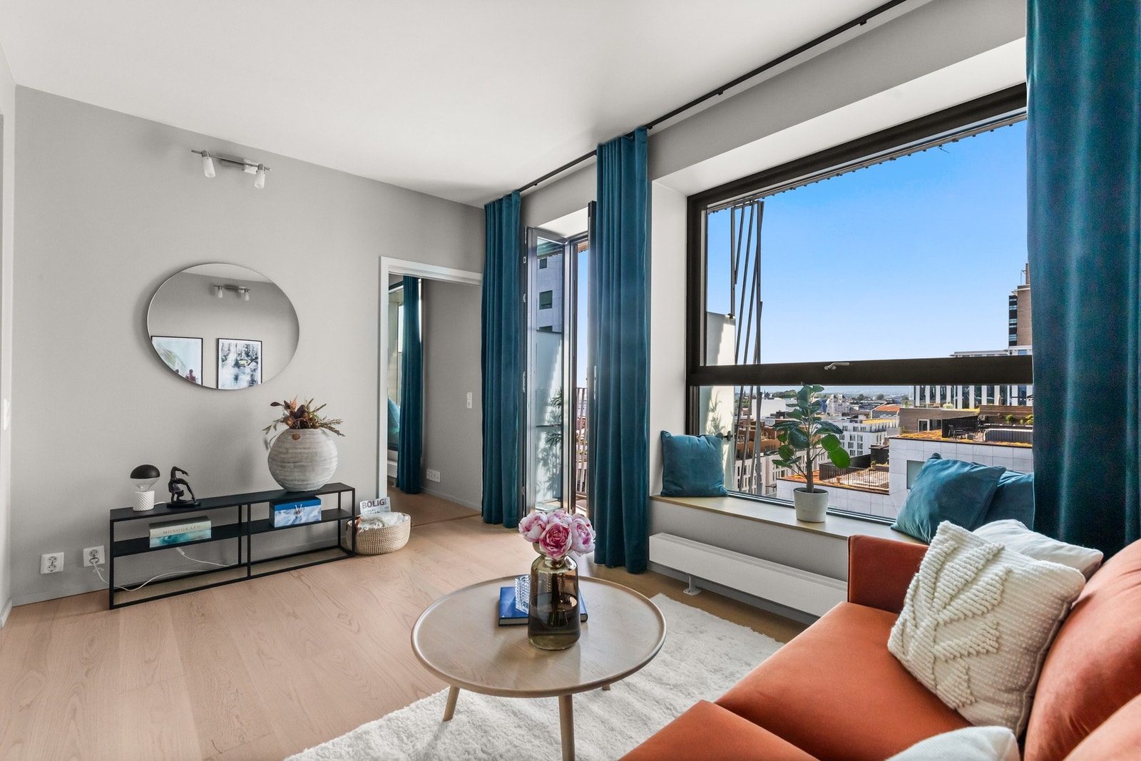 Leiligheten ligger i 13. etasje og har heisadkomst. Galleribilde