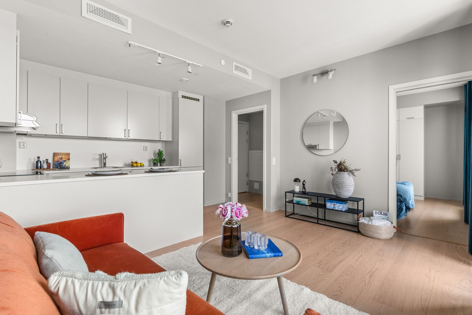 Leiligheten er innredet i nøytrale farger, som gir rom for å leke seg med farger på møbler og annet inventar. Galleribilde