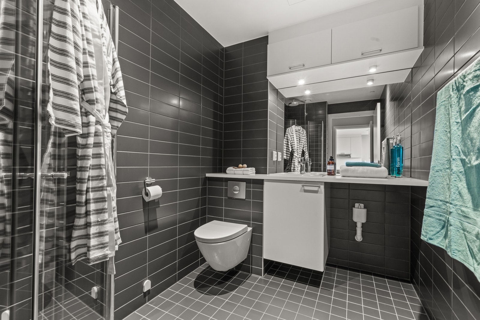 Bad med varme i gulv og opplegg for vaskemaskin. Galleribilde