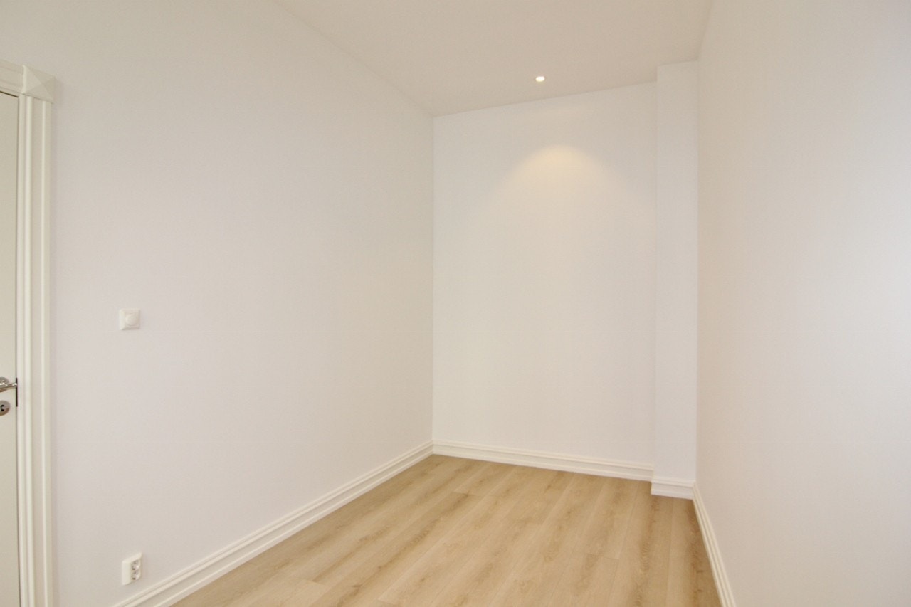Lysmalte vegger og downlights i himling. Galleribilde