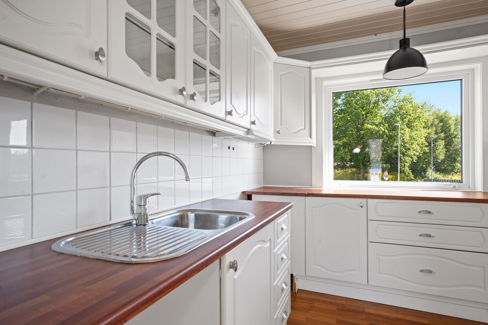 Kjøkkenet er funksjonelt og utformet i et stilrent og tidløst design. Galleribilde