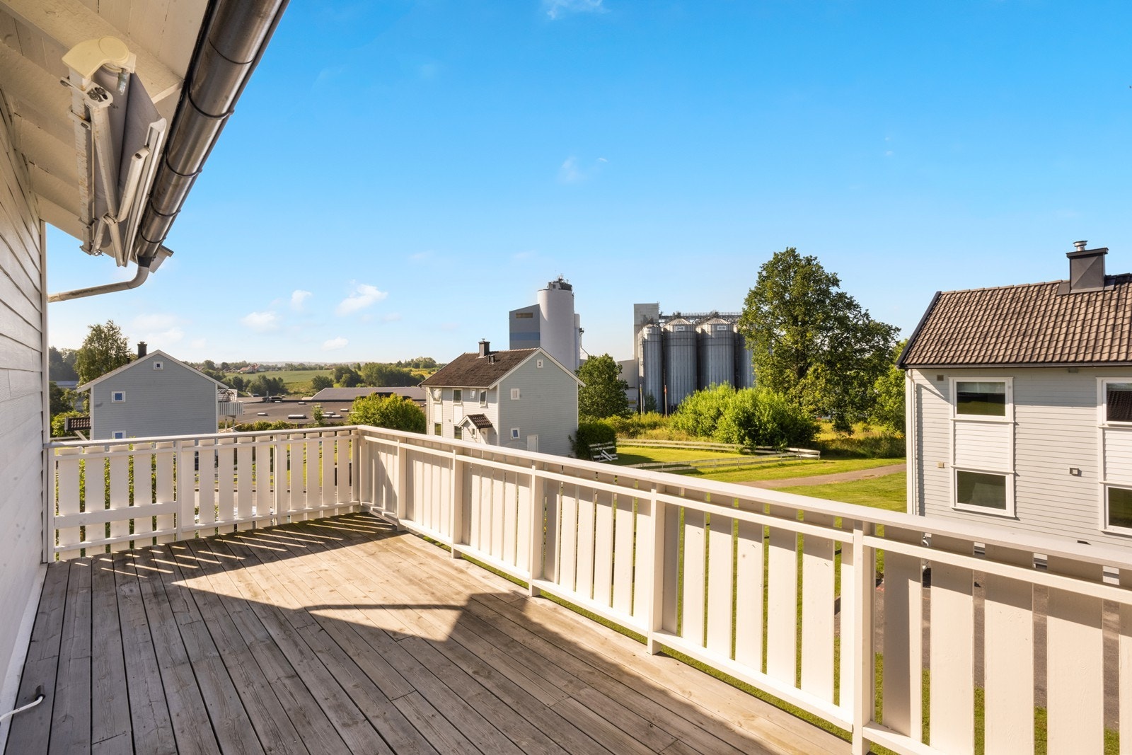 Balkongen ligger sydvestvendt, og har dermed gode solforhold. Galleribilde