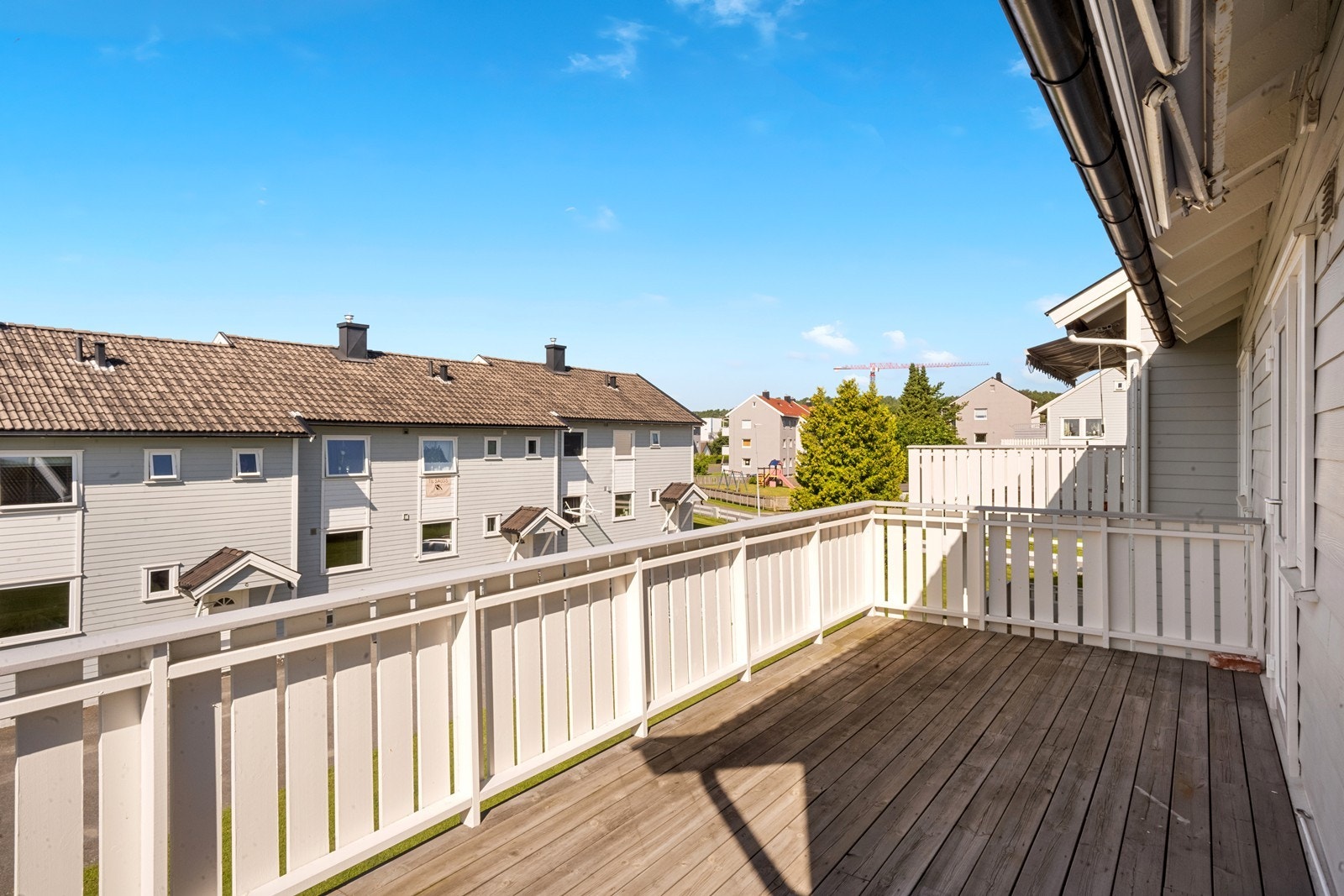 Balkongen har god plass til sittegruppe og annet diverse uteutstyr - perfekt for hyggelige stunder utendørs på fine dager. Galleribilde