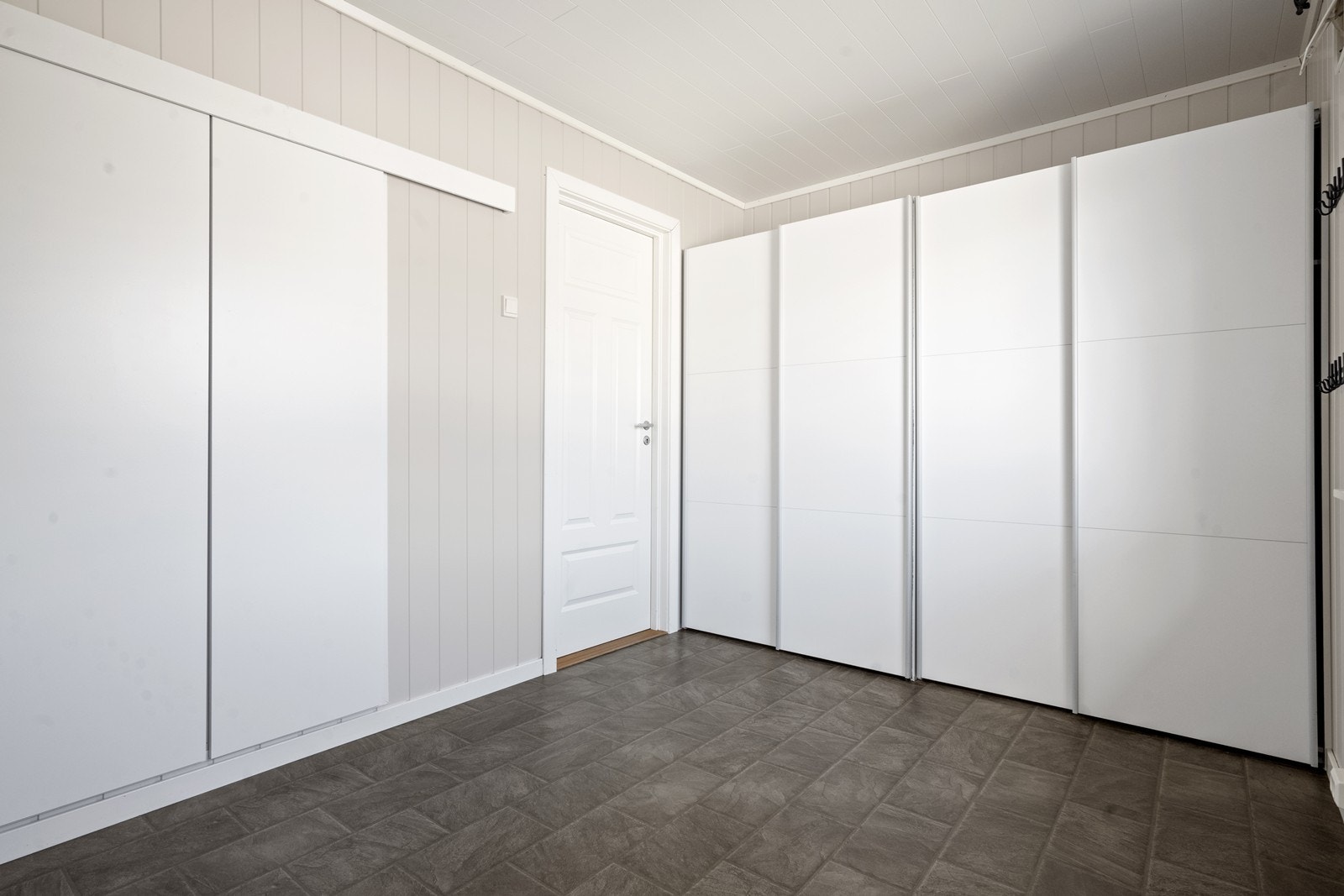 Rommet er innredet med en praktisk skyvedørsgarderobe samt integrert garderobeløsning. Galleribilde