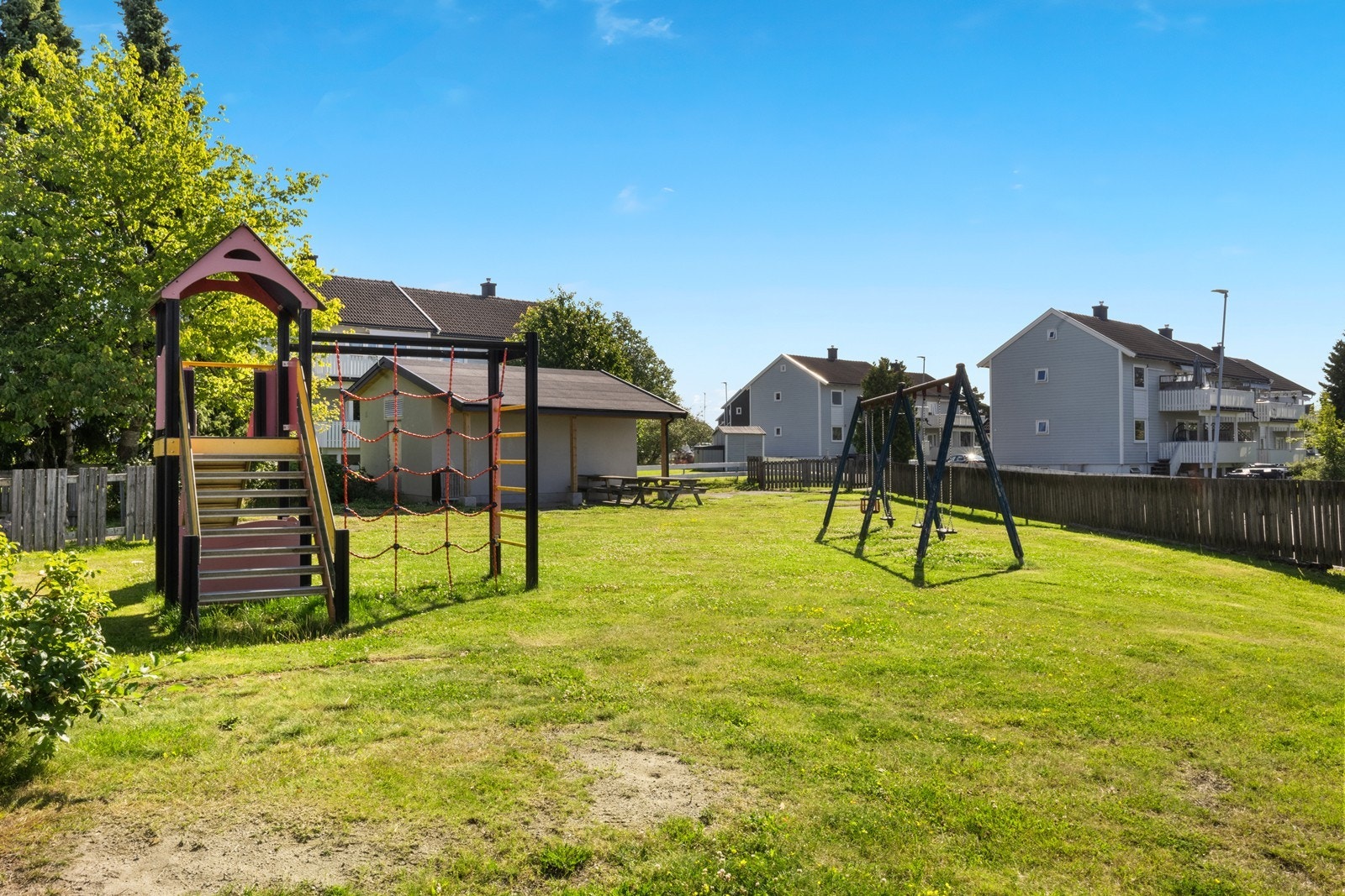 Eiendommen ligger i et trygt og familievennlig nabolag, omgitt av både lekeplasser og grønne områder. Galleribilde