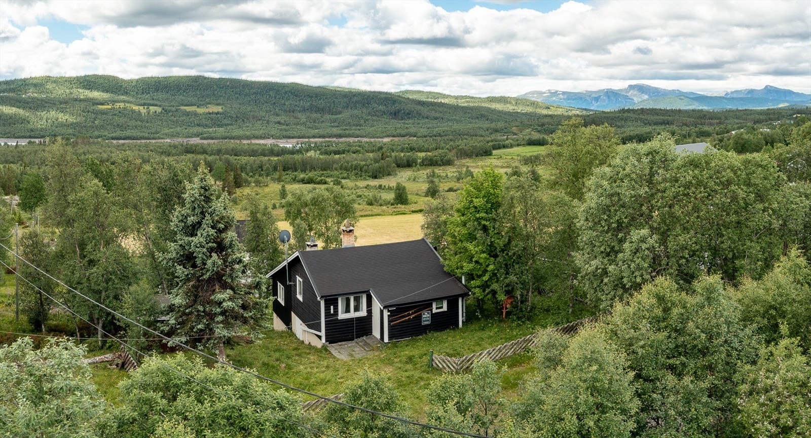 Norbu" er en hyggelig hytte perfekt for den aktive familien i idylliske omgivelser i Lykkja. Galleribilde