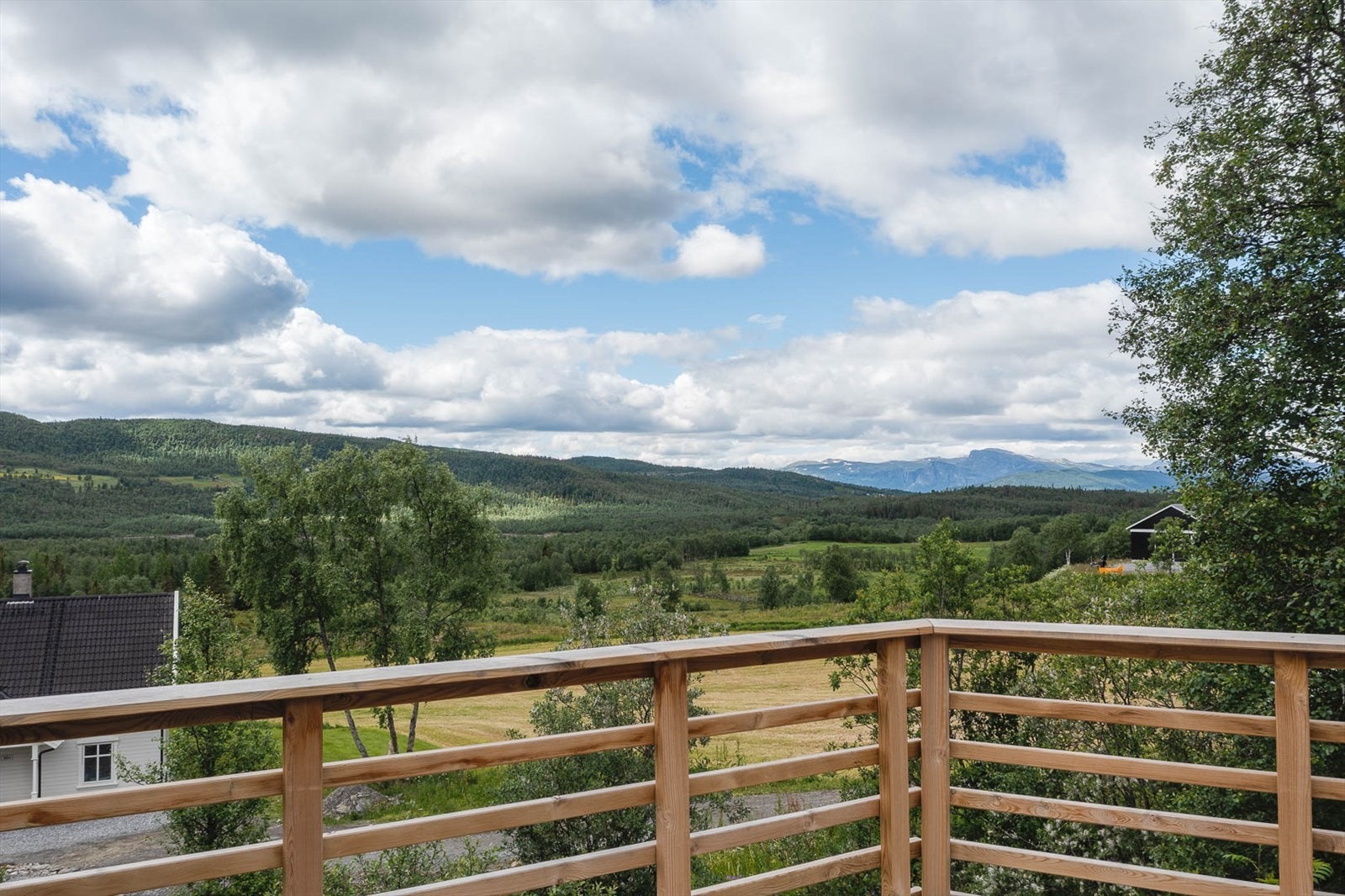 Det er flott fjellutsikt fra den store terrassen - Perfekt for familie hygge på lange sommerdager! Galleribilde