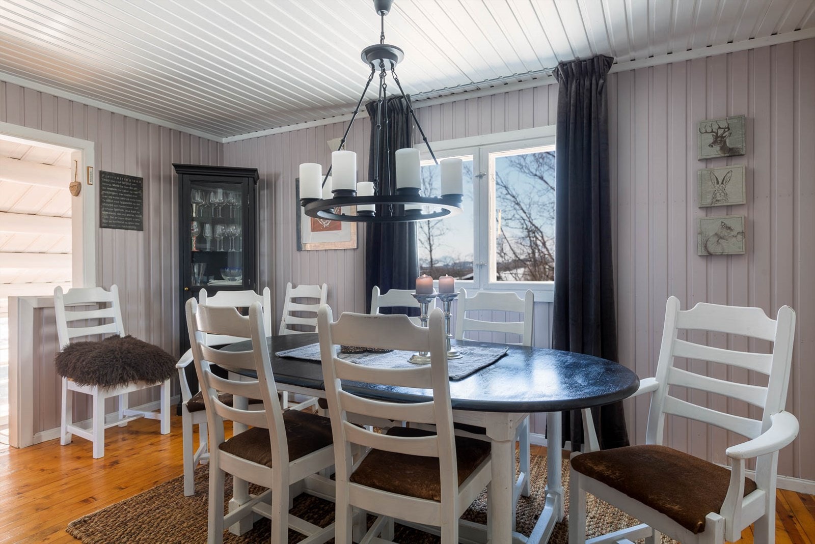 Spisestue med store vindusflater. Galleribilde