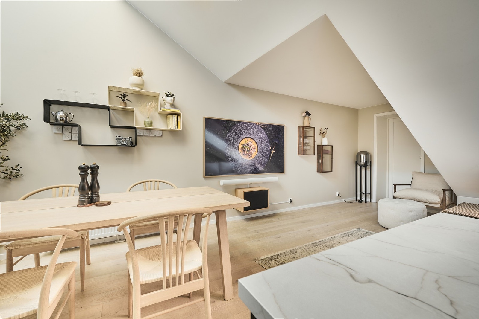 Med en takhøyde på ca 4m på sitt høyeste har stuen en svært luftig atmosfære. Galleribilde