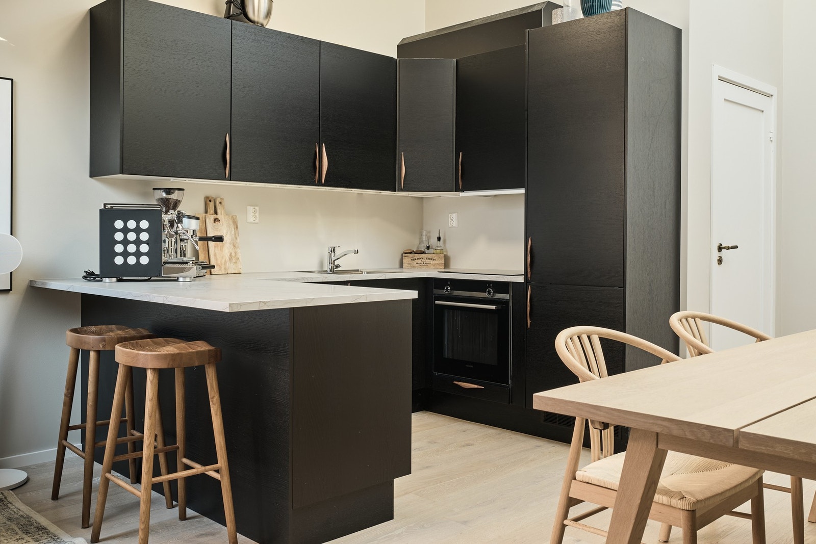 Kjøkkeninnredningen har fronter i typen Amfi Lakris og duo laminat benkeplate med nedfelt stålvask. Det er godt med oppbevaringsplass i skap og skuffer, noe som gjør det enkelt å holde orden. Galleribilde