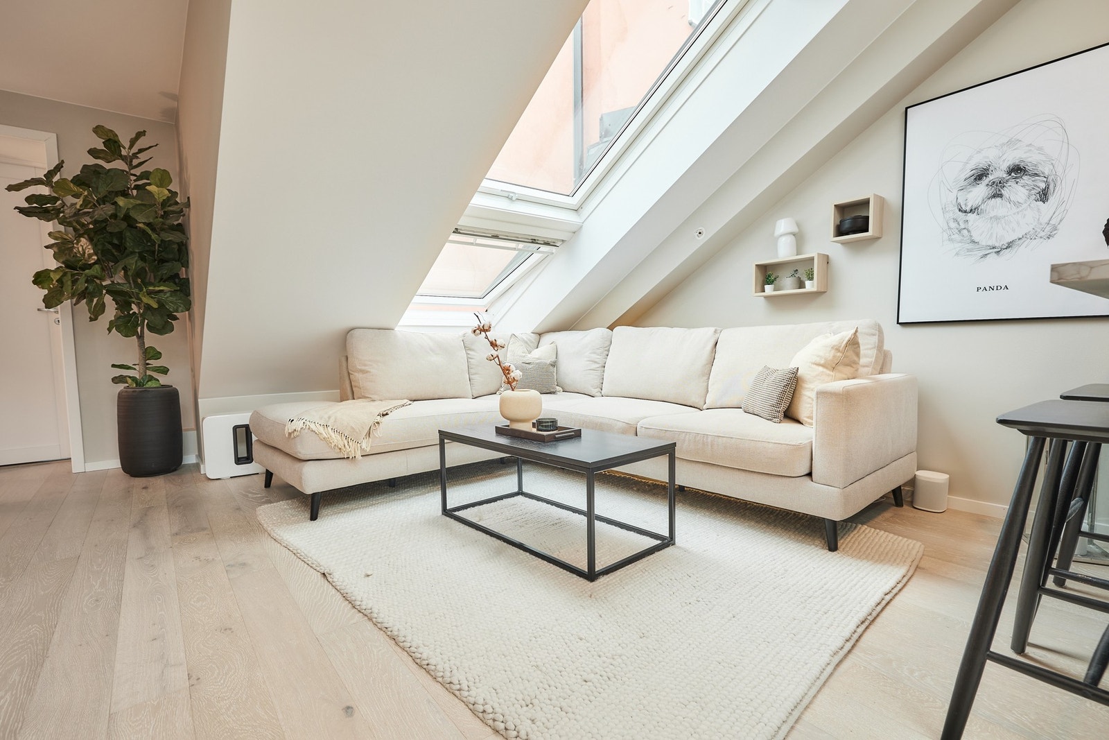 Stuen kan enkelt innredes med sofagruppe og annet stue møblement etter eget ønske. Galleribilde