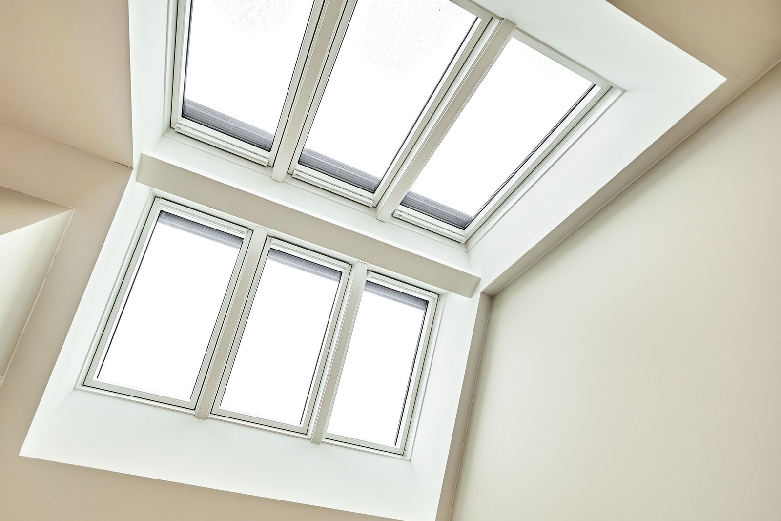 Store takvinduer som gir stuen en solrik hverdag. Galleribilde