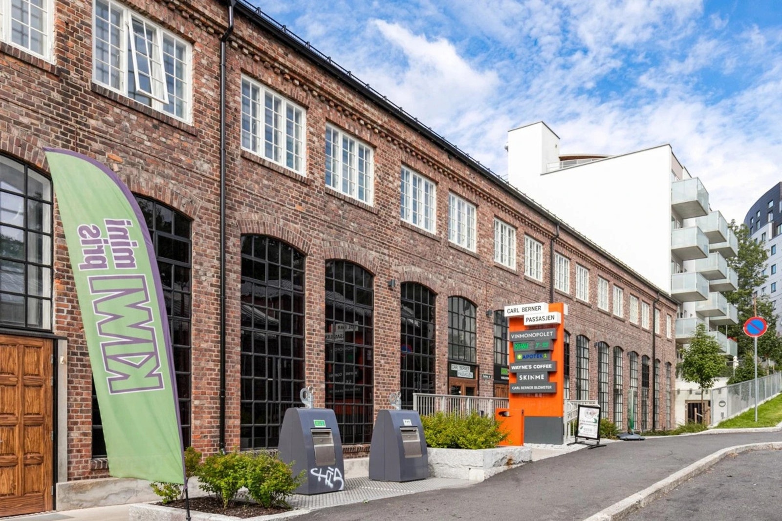 Leiligheten ligger i umiddelbar nærhet til det unike nærsenteret Carl Berner Passasjen. Galleribilde