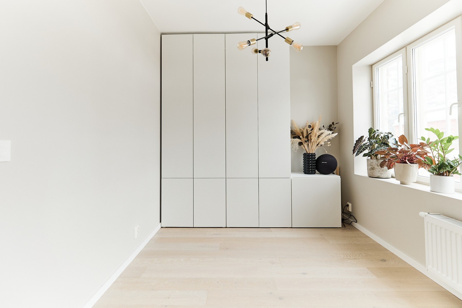 Fra inngangspartiet/trapperommet kommer du til en lys og hyggelig hjørnestue. Galleribilde