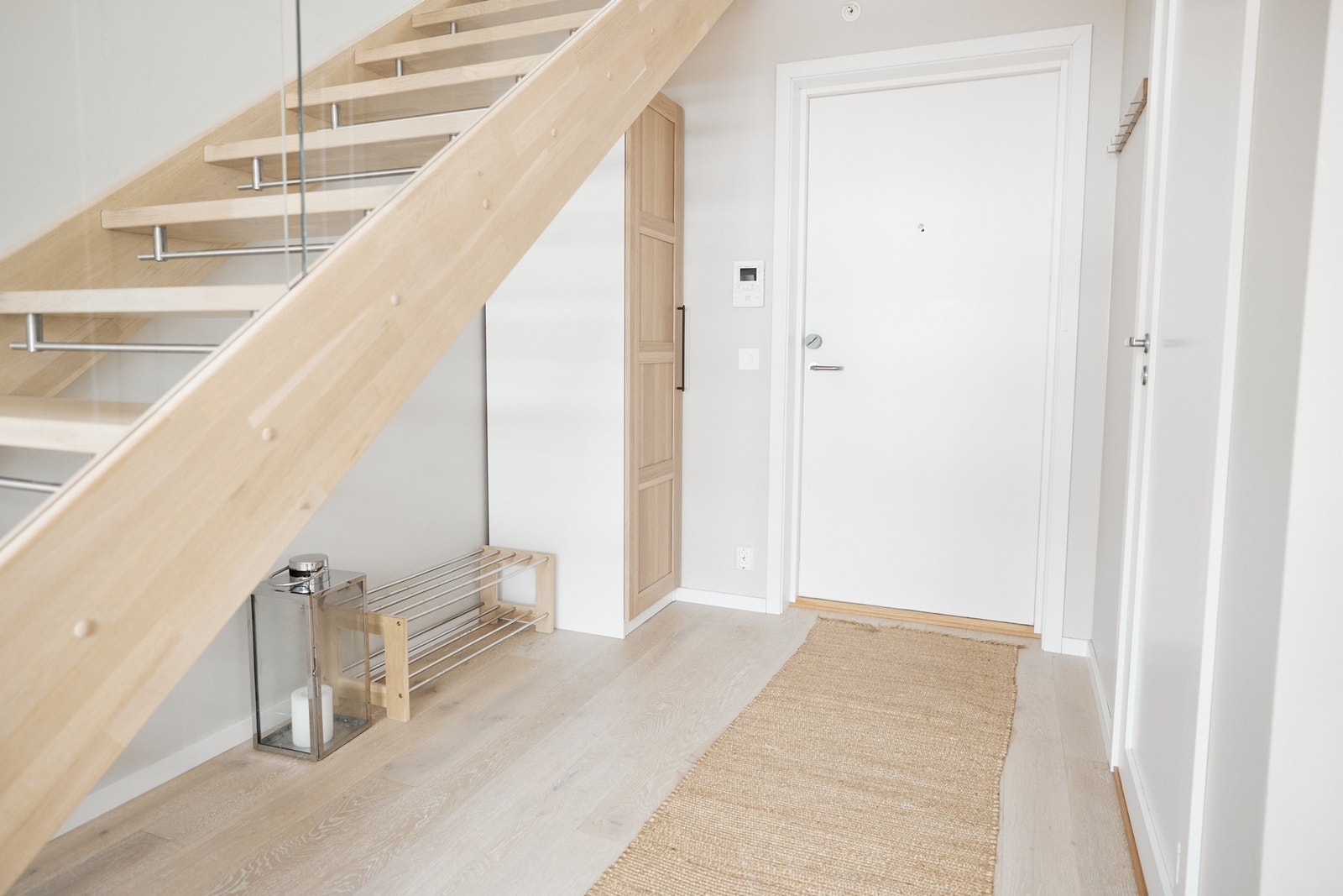 Velkommen inn til en lys og praktisk entrè, hvilket gir et godt førsteinntrykk av boligen! Galleribilde