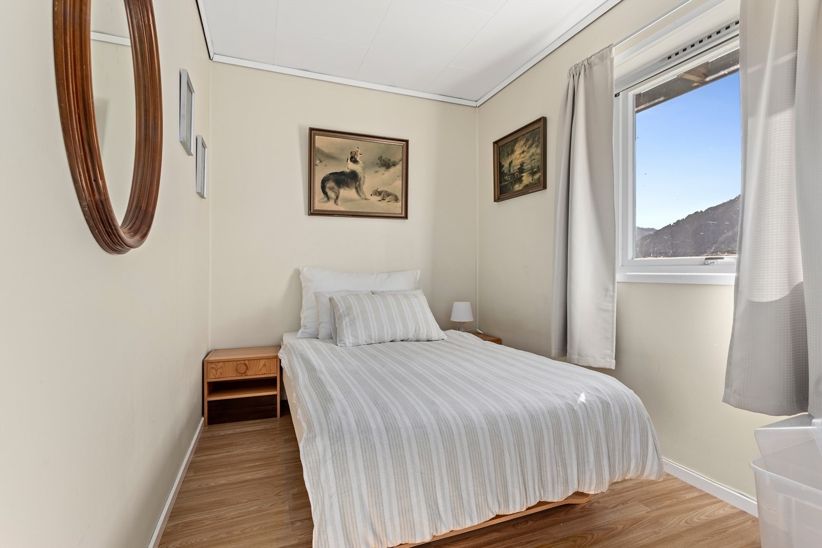 Lyst og triveleg soverom. Galleribilde