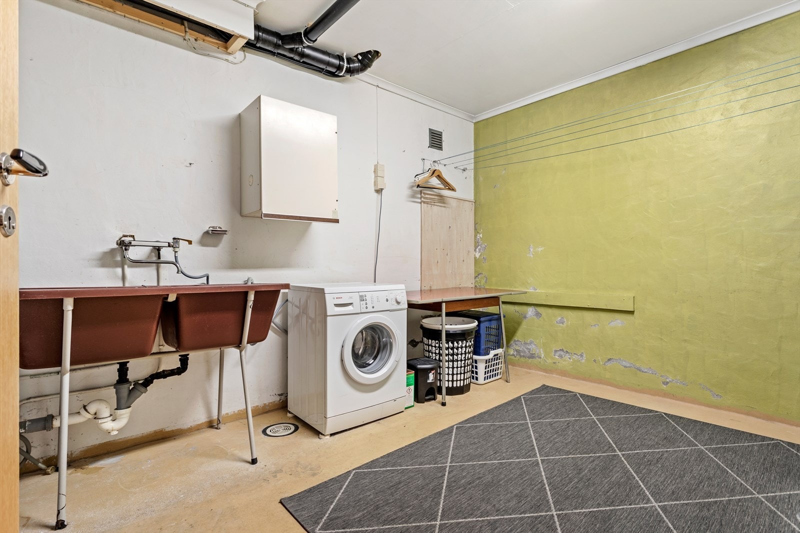 Vaskerommet er også frå byggeperioden med måla veggar og golv. Galleribilde